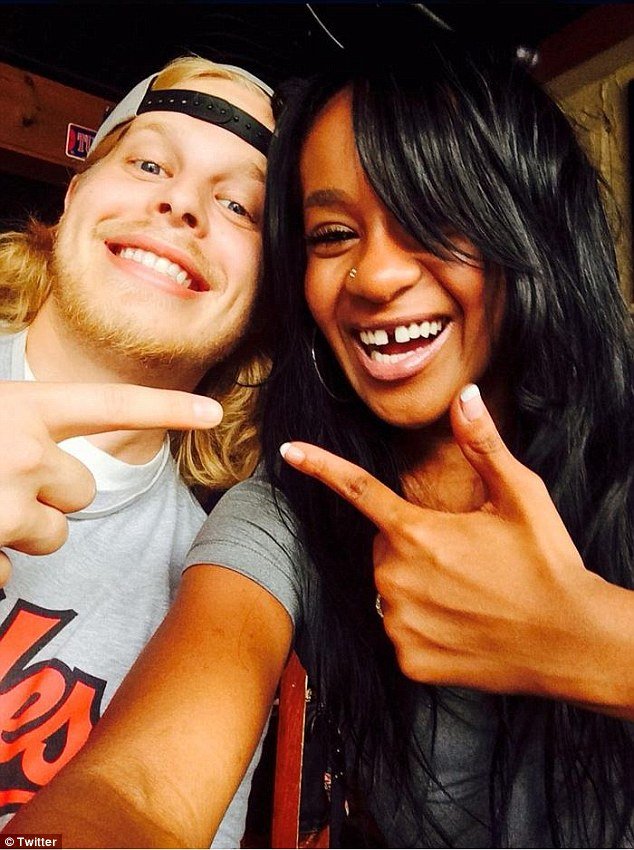 Η ερωτική σχέση της κόρης της Γουίτνεϊ Χιούστον με τον αδελφό της και τα  τραύματα στο σώμα της [εικόνες] | iefimerida.gr 1