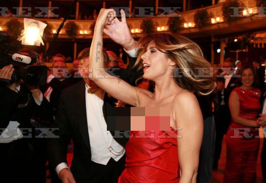 Μοίρασε εγκεφαλικά η Κανάλις: Της έπεσε το φόρεμα πάνω στον χορό, αποκαλύφθηκε το στήθος της [εικόνες] | iefimerida.gr 0