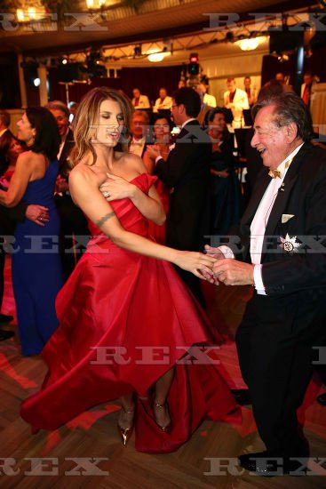 Μοίρασε εγκεφαλικά η Κανάλις: Της έπεσε το φόρεμα πάνω στον χορό, αποκαλύφθηκε το στήθος της [εικόνες] | iefimerida.gr 2