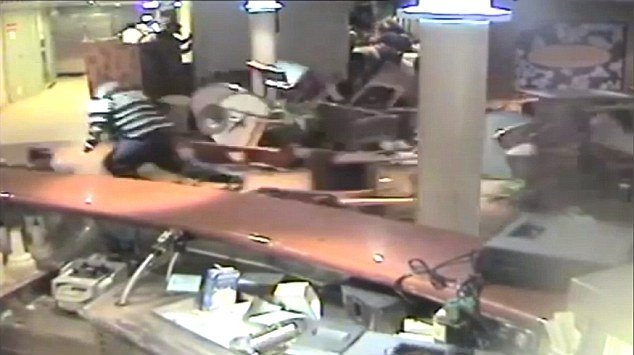 Τρόμος στο κρουαζιερόπλοιο: Τεράστια κύματα ισοπεδώνουν τα πολυτελή σαλόνια και στην πισίνα γίνεται... τσουνάμι [εικόνες & βίντεο] | iefimerida.gr 0