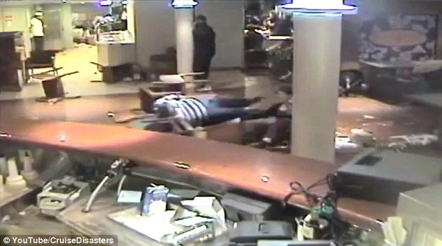 Τρόμος στο κρουαζιερόπλοιο: Τεράστια κύματα ισοπεδώνουν τα πολυτελή σαλόνια και στην πισίνα γίνεται... τσουνάμι [εικόνες & βίντεο] | iefimerida.gr 1