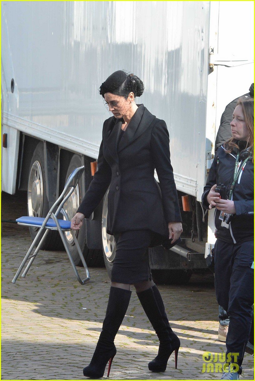 Η 50άρα Μπελούτσι στον Τζέιμς Μποντ: Σέξι χήρα στα μαύρα, καθηλώνει [εικόνες] | iefimerida.gr 22