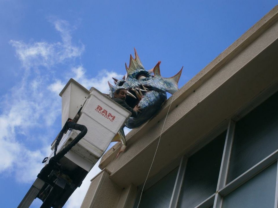 Τι γυρεύει ένας... δράκος πάνω στο Δημαρχείο του Ρεθύμνου [εικόνες] | iefimerida.gr 1