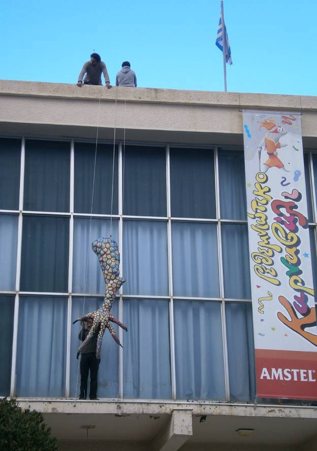 Τι γυρεύει ένας... δράκος πάνω στο Δημαρχείο του Ρεθύμνου [εικόνες] | iefimerida.gr 2