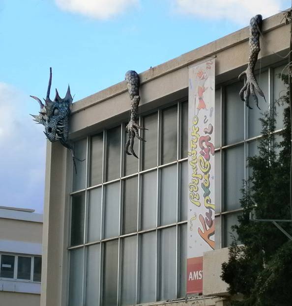 Τι γυρεύει ένας... δράκος πάνω στο Δημαρχείο του Ρεθύμνου [εικόνες] | iefimerida.gr 0