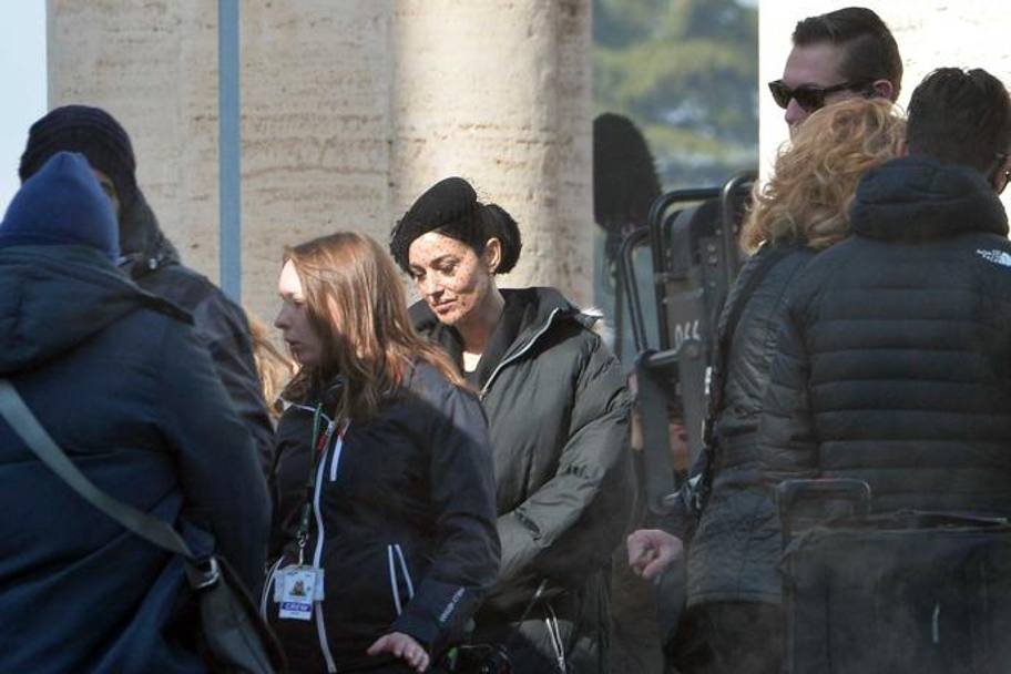 Η 50άρα Μπελούτσι στον Τζέιμς Μποντ: Σέξι χήρα στα μαύρα, καθηλώνει [εικόνες] | iefimerida.gr 24