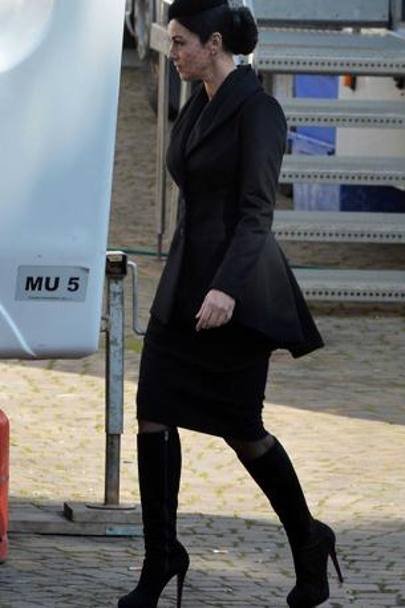 Η 50άρα Μπελούτσι στον Τζέιμς Μποντ: Σέξι χήρα στα μαύρα, καθηλώνει [εικόνες] | iefimerida.gr 4