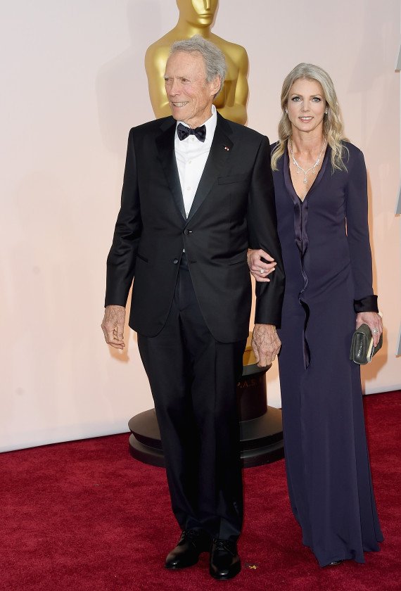 H πολύ μικρότερη νέα σύντροφος του Κλιντ Ιστγουντ -Την εμφάνισε για πρώτη φορά [εικόνες] | iefimerida.gr 0