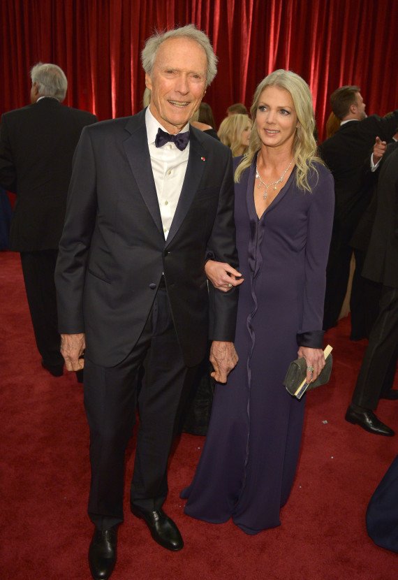 H πολύ μικρότερη νέα σύντροφος του Κλιντ Ιστγουντ -Την εμφάνισε για πρώτη φορά [εικόνες] | iefimerida.gr 1