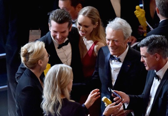 H πολύ μικρότερη νέα σύντροφος του Κλιντ Ιστγουντ -Την εμφάνισε για πρώτη φορά [εικόνες] | iefimerida.gr 2