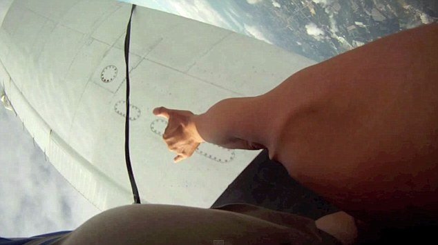 Σοκαριστική στιγμή στον αέρα: Αεροπλάνο ξύνει αλεξίπτωτο -Κοκάλωσαν οι αλεξιπτωτιστές [εικόνες & βίντεο] | iefimerida.gr 2