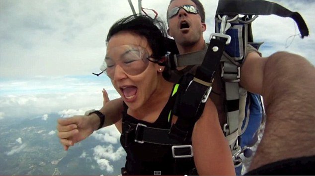 Σοκαριστική στιγμή στον αέρα: Αεροπλάνο ξύνει αλεξίπτωτο -Κοκάλωσαν οι αλεξιπτωτιστές [εικόνες & βίντεο] | iefimerida.gr 5