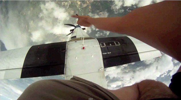 Σοκαριστική στιγμή στον αέρα: Αεροπλάνο ξύνει αλεξίπτωτο -Κοκάλωσαν οι αλεξιπτωτιστές [εικόνες & βίντεο] | iefimerida.gr 4