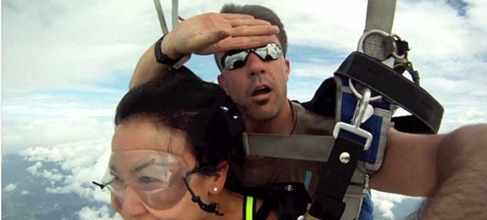 Σοκαριστική στιγμή στον αέρα: Αεροπλάνο ξύνει αλεξίπτωτο -Κοκάλωσαν οι αλεξιπτωτιστές [εικόνες & βίντεο] | iefimerida.gr 6