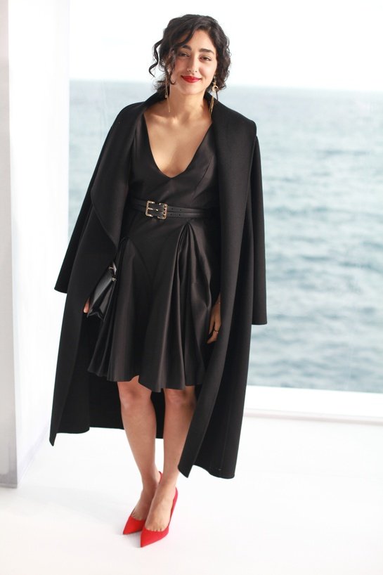 Για να εκδικηθεί το Ιράν που την έδιωξε, φωτογραφήθηκε ολόγυμνη [εικόνες] | iefimerida.gr 8