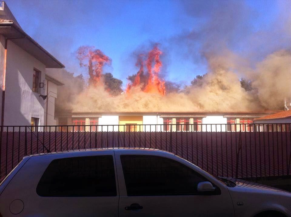 Στις φλόγες τυλίχτηκε δημοτικό σχολείο στα Ιωάννινα [εικόνες]  | iefimerida.gr 0