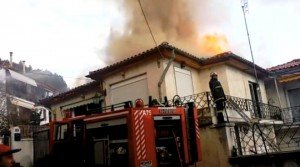 «Λαμπάδιασε» σπίτι στην παλιά πόλη της Ξάνθης λόγω σόμπας [εικόνες & βίντεο] | iefimerida.gr 0