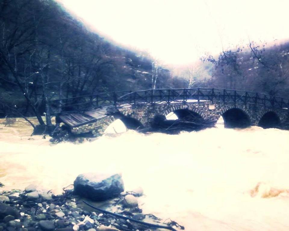 Καταστράφηκε σχεδόν το μισό γεφύρι του River Party στο Νεστόριο Καστοριάς [εικόνα] | iefimerida.gr 1