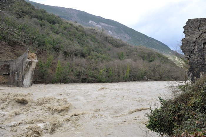 Σοκ από την  κατάρρευση της «Ακρόπολης της Ηπείρου» -Η φορτισμένη ιστορία του γεφυριού της Πλάκας [εικόνες] | iefimerida.gr 9