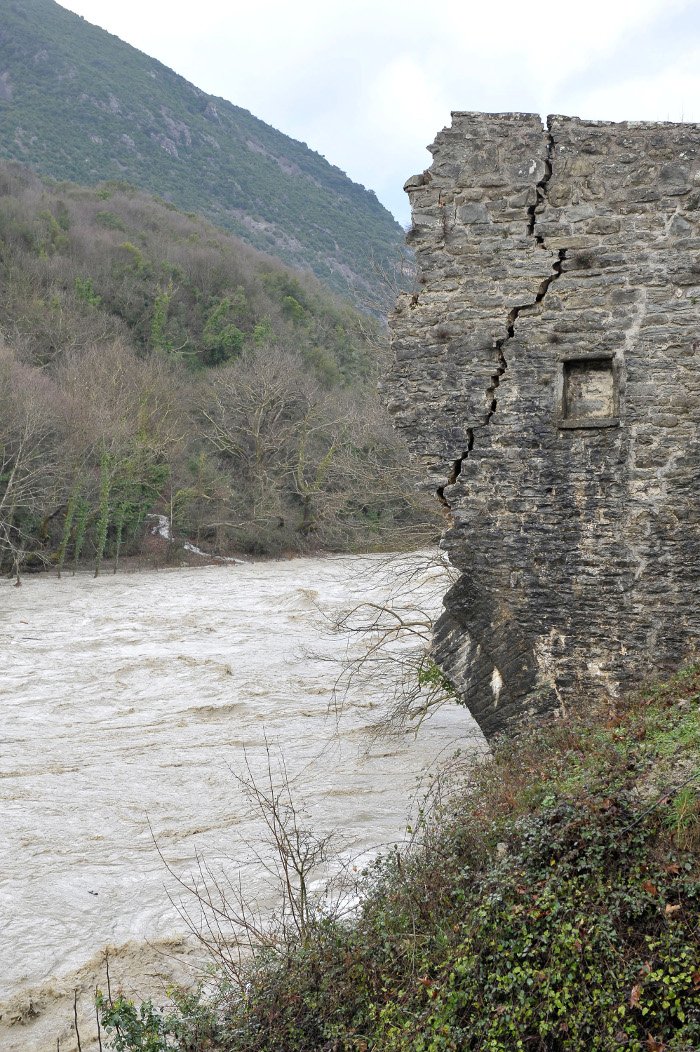 Σοκ από την  κατάρρευση της «Ακρόπολης της Ηπείρου» -Η φορτισμένη ιστορία του γεφυριού της Πλάκας [εικόνες] | iefimerida.gr 12