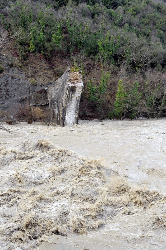 Σοκ από την  κατάρρευση της «Ακρόπολης της Ηπείρου» -Η φορτισμένη ιστορία του γεφυριού της Πλάκας [εικόνες] | iefimerida.gr 14