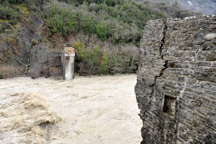 Σοκ από την  κατάρρευση της «Ακρόπολης της Ηπείρου» -Η φορτισμένη ιστορία του γεφυριού της Πλάκας [εικόνες] | iefimerida.gr 3