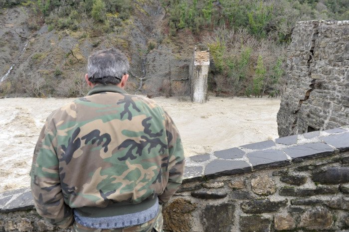 Σοκ από την  κατάρρευση της «Ακρόπολης της Ηπείρου» -Η φορτισμένη ιστορία του γεφυριού της Πλάκας [εικόνες] | iefimerida.gr 4