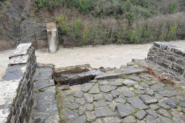 Σοκ από την  κατάρρευση της «Ακρόπολης της Ηπείρου» -Η φορτισμένη ιστορία του γεφυριού της Πλάκας [εικόνες] | iefimerida.gr 6