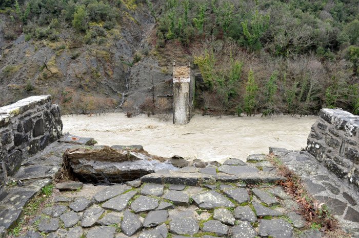 Σοκ από την  κατάρρευση της «Ακρόπολης της Ηπείρου» -Η φορτισμένη ιστορία του γεφυριού της Πλάκας [εικόνες] | iefimerida.gr 7