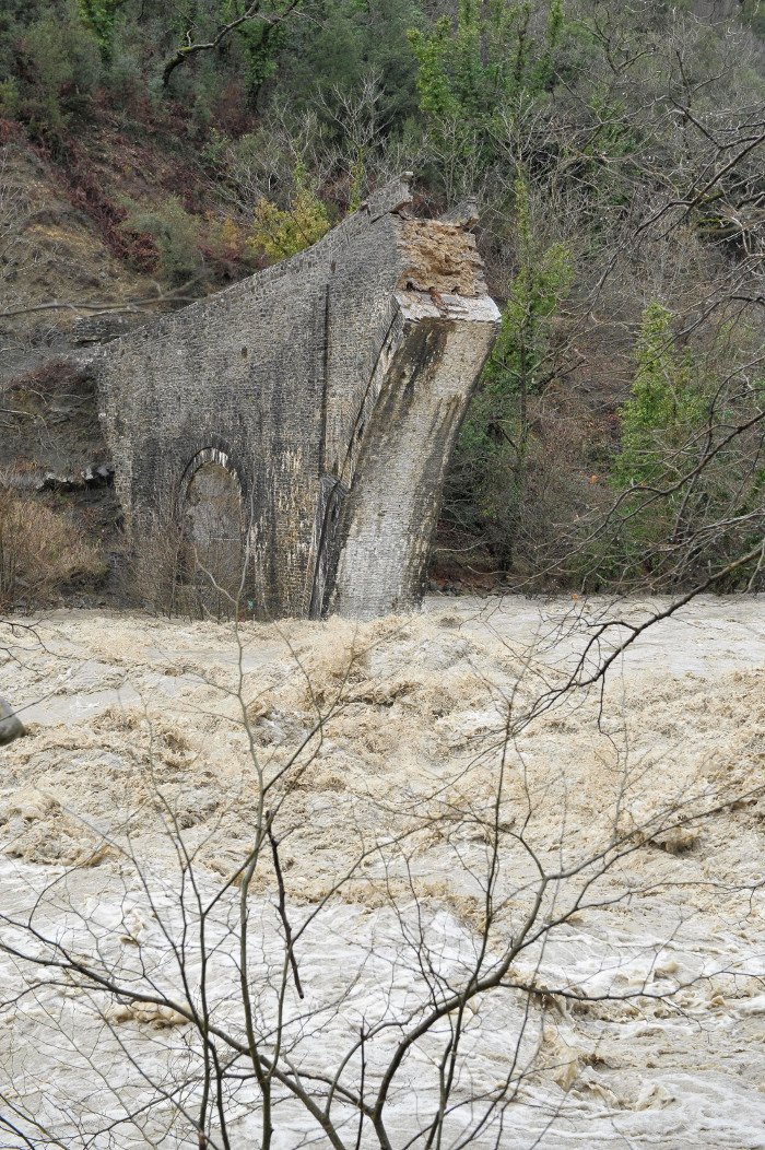Σοκ από την  κατάρρευση της «Ακρόπολης της Ηπείρου» -Η φορτισμένη ιστορία του γεφυριού της Πλάκας [εικόνες] | iefimerida.gr 8