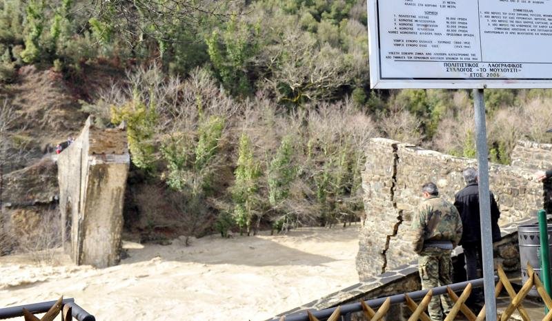 Ο 29χρονος Νίκος Λούλης αναλαμβάνει με δικά του έξοδα την αναστήλωση του γεφυριού της Πλάκας | iefimerida.gr 2