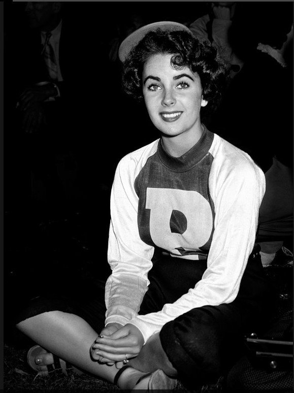 Η Ελίζαμπεθ Τέιλορ σαν μαθήτρια, η Μπριζίτ Μπαρντό με τα πόδια σε κουβά -Σταρ όπως δεν τους έχουμε ξαναδεί [εικόνες] | iefimerida.gr 0