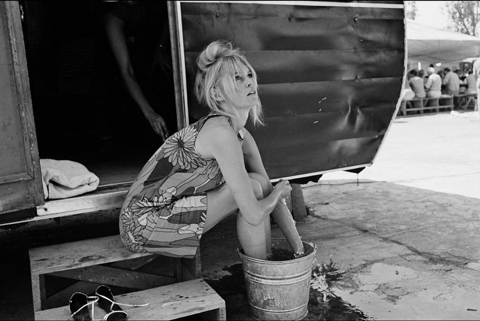 Η Ελίζαμπεθ Τέιλορ σαν μαθήτρια, η Μπριζίτ Μπαρντό με τα πόδια σε κουβά -Σταρ όπως δεν τους έχουμε ξαναδεί [εικόνες] | iefimerida.gr 3