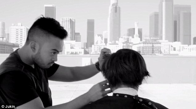 Το viral βίντεο που συγκινεί: Η μεταμόρφωση των αστέγων -Κούρεμα, ξύρισμα, περιποίηση [εικόνες & βίντεο]  | iefimerida.gr 0