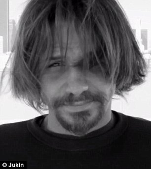 Το viral βίντεο που συγκινεί: Η μεταμόρφωση των αστέγων -Κούρεμα, ξύρισμα, περιποίηση [εικόνες & βίντεο]  | iefimerida.gr 1