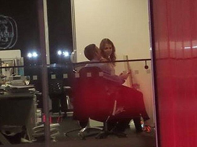 Σάλος με το ζευγάρι που έκανε σεξ στο γραφείο [εικόνες] | iefimerida.gr 0