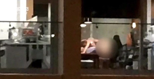 Σάλος με το ζευγάρι που έκανε σεξ στο γραφείο [εικόνες] | iefimerida.gr 2