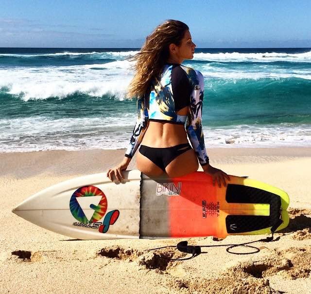 Η καυτή σέρφερ που αναστατώνει το Instagram [εικόνες & βίντεο] | iefimerida.gr 2