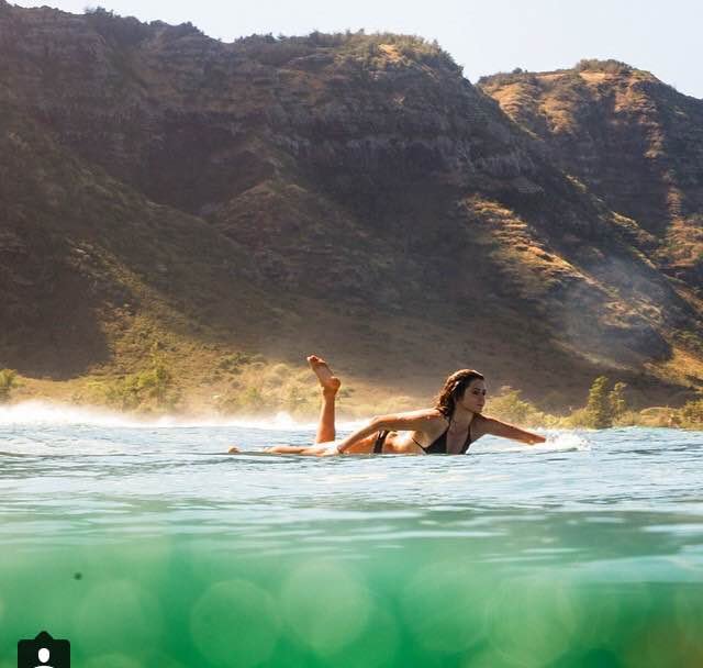 Η καυτή σέρφερ που αναστατώνει το Instagram [εικόνες & βίντεο] | iefimerida.gr 4