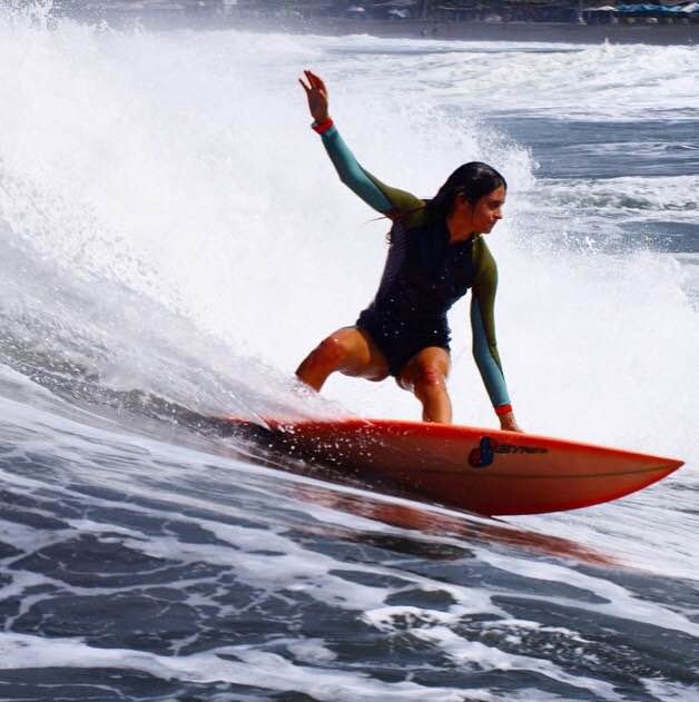 Η καυτή σέρφερ που αναστατώνει το Instagram [εικόνες & βίντεο] | iefimerida.gr 5