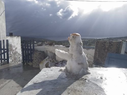 Στα λευκά και οι Κυκλάδες: Χιόνια σε Σύρο, Νάξο και Ηρακλειά [βίντεο & εικόνες] | iefimerida.gr 11
