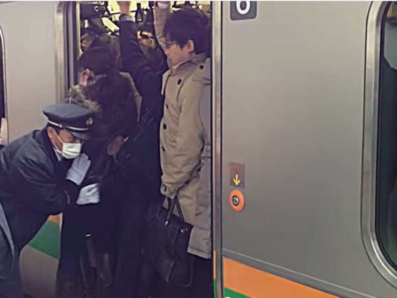 Εντεκα έθιμα στην Ιαπωνία που κανένας άλλος λαός δεν καταλαβαίνει -Ο αριθμός 4, οι παντόφλες και αυτοί που σπρώχνουν τον κόσμο [εικόνες] | iefimerida.gr 2