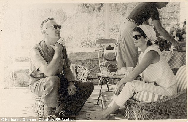 H Τζάκι με τσιγάρο και ο πρόεδρος με μαγιό - Στο φως σπάνια καρέ από τις ευτυχισμένες ημέρες του ζεύγους Κένεντι [εικόνες]  | iefimerida.gr 4