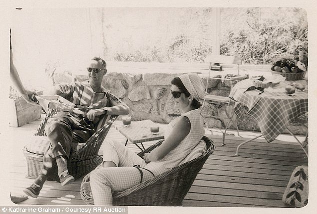 H Τζάκι με τσιγάρο και ο πρόεδρος με μαγιό - Στο φως σπάνια καρέ από τις ευτυχισμένες ημέρες του ζεύγους Κένεντι [εικόνες]  | iefimerida.gr 6