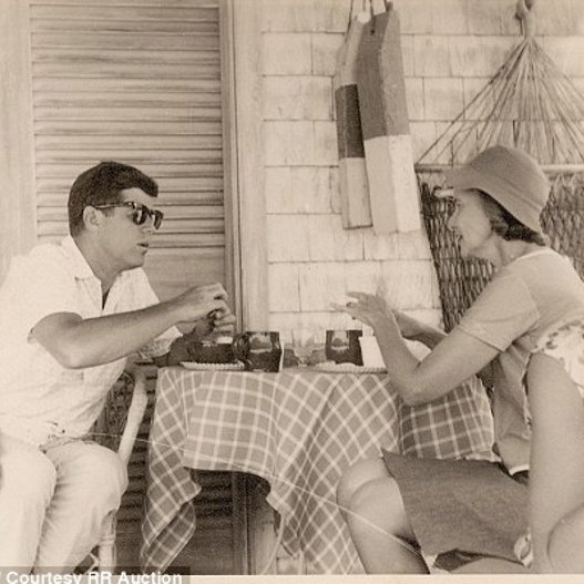 H Τζάκι με τσιγάρο και ο πρόεδρος με μαγιό - Στο φως σπάνια καρέ από τις ευτυχισμένες ημέρες του ζεύγους Κένεντι [εικόνες]  | iefimerida.gr 2