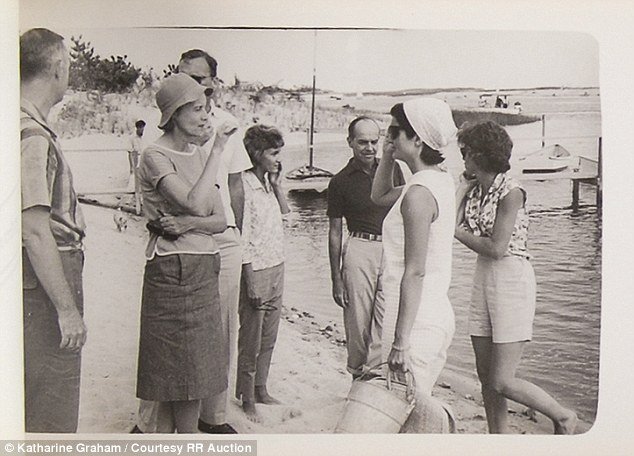 H Τζάκι με τσιγάρο και ο πρόεδρος με μαγιό - Στο φως σπάνια καρέ από τις ευτυχισμένες ημέρες του ζεύγους Κένεντι [εικόνες]  | iefimerida.gr 5