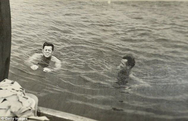 H Τζάκι με τσιγάρο και ο πρόεδρος με μαγιό - Στο φως σπάνια καρέ από τις ευτυχισμένες ημέρες του ζεύγους Κένεντι [εικόνες]  | iefimerida.gr 3