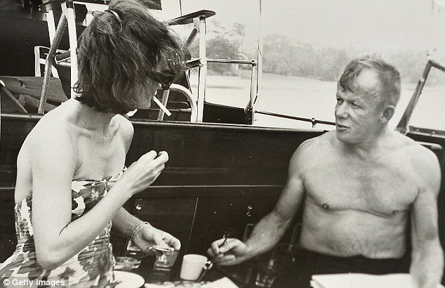 H Τζάκι με τσιγάρο και ο πρόεδρος με μαγιό - Στο φως σπάνια καρέ από τις ευτυχισμένες ημέρες του ζεύγους Κένεντι [εικόνες]  | iefimerida.gr 1