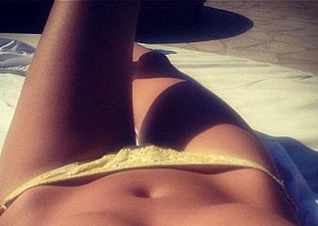 Ξεχάστε το κενό ανάμεσα στα μπούτια -Το νέο τρεντ είναι το... τρίγωνο κάτω από τον αφαλό [εικόνες] | iefimerida.gr 1