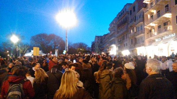 Ανάσα Αξιοπρέπειας: Εκατοντάδες χιλιάδες άνθρωποι διαδηλώσαν στην Ελλάδα και στον κόσμο  [εικόνες & βίντεο] | iefimerida.gr 22